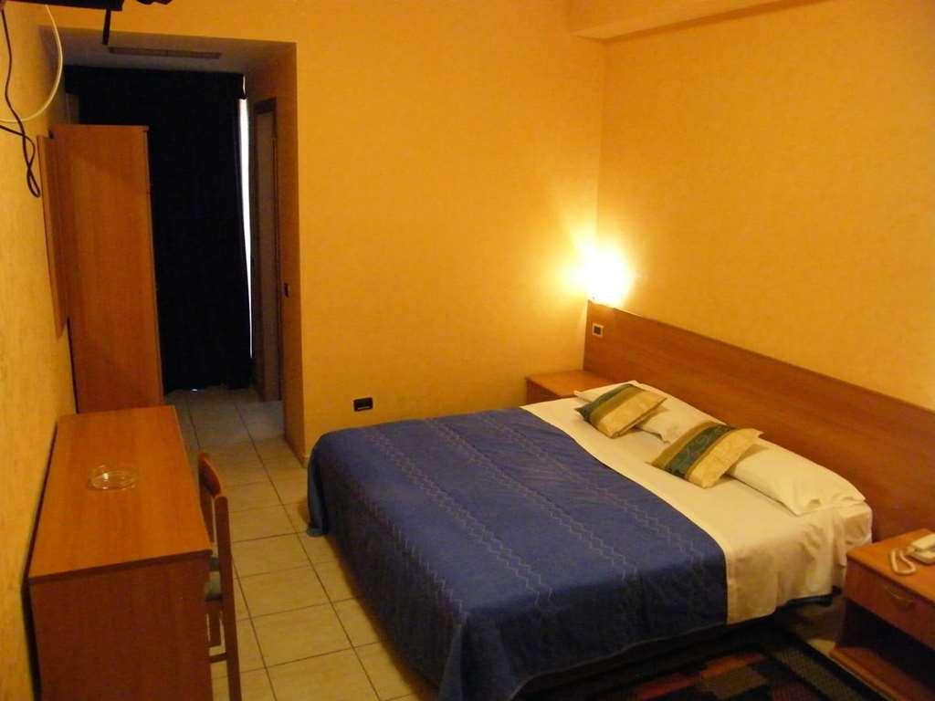 Hotel Residence Memmina Фрозиноне Номер фото